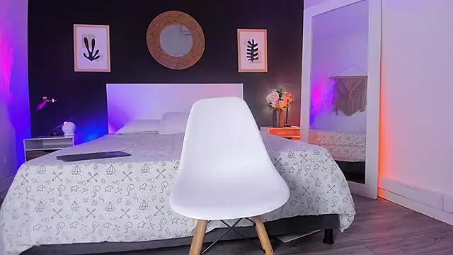 VioletPaket online show from November 9, 2:15 pm