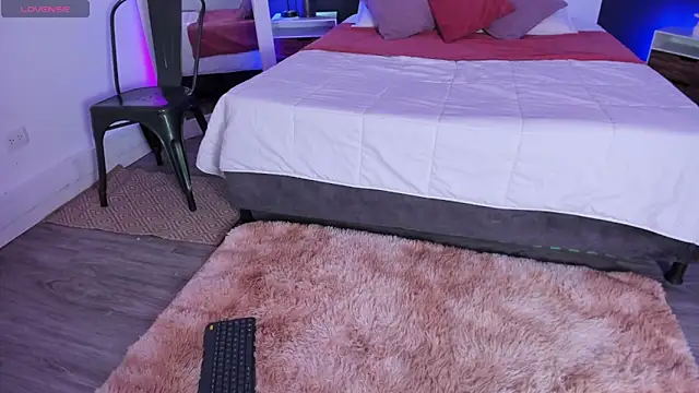 VioletPaket online show from April 6, 11:33 am