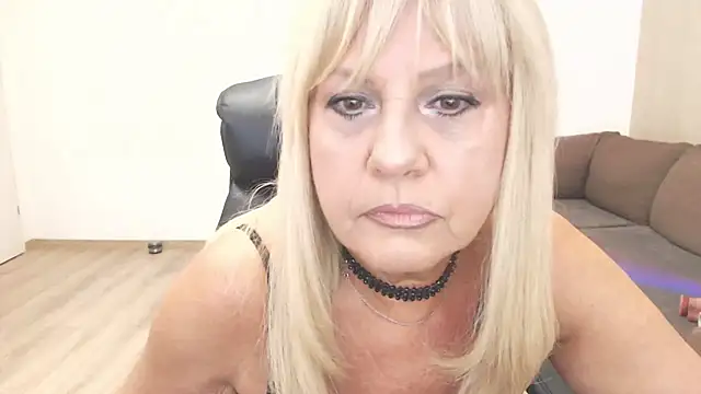 Snapshot of amberdoll4u chatting on July 2, 5:02 am amberdoll4u online show from July 2, 5:02 am