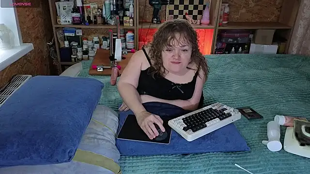 Snapshot of MiniNatalie chatting on November 7, 6:24 am MiniNatalie online show from November 7, 6:24 am