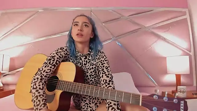 Snapshot of Lunapage chatting on March 21, 7:13 pm Lunapage online show from March 21, 7:13 pm