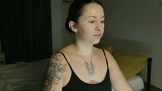 Snapshot of VioletCatt chatting on October 21, 5:41 am VioletCatt online show from October 21, 5:41 am