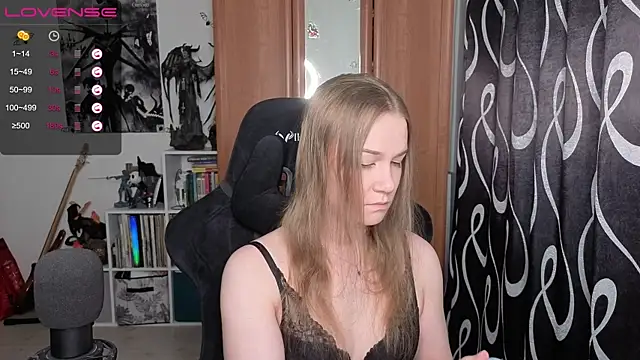 Snapshot of stellablondy chatting on July 21, 1:35 pm stellablondy online show from July 21, 1:35 pm