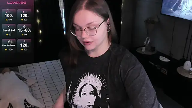 Snapshot of EvaBae chatting on December 2, 9:13 am EvaBae online show from December 2, 9:13 am