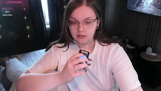 Snapshot of EvaBae chatting on December 5, 9:06 am EvaBae online show from December 5, 9:06 am