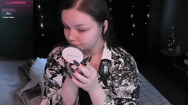 Snapshot of EvaBae chatting on December 13, 7:36 am EvaBae online show from December 13, 7:36 am