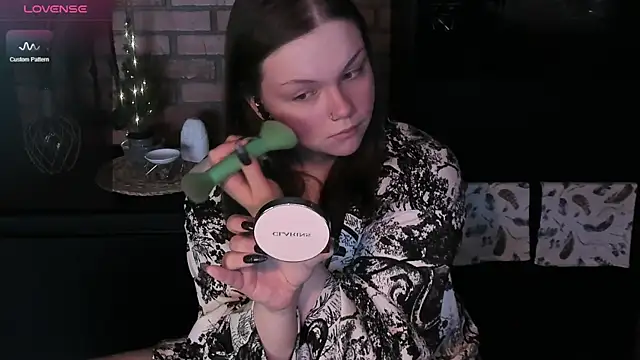 Snapshot of EvaBae chatting on December 14, 8:13 am EvaBae online show from December 14, 8:13 am