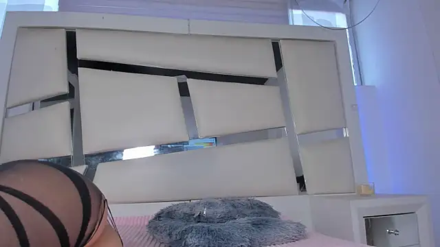 chrystal js online show from April 18, 1:04 pm