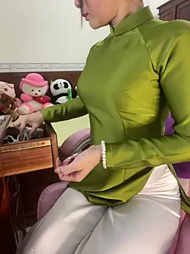 Snapshot of ___Erin___ chatting on April 19, 2:22 am Erin online show from April 19, 2:22 am