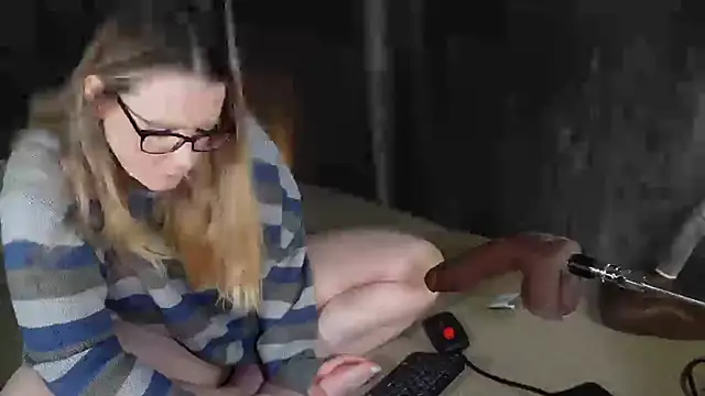 Snapshot of little_princess92 chatting on February 13, 10:23 am little princess92 online show from February 13, 10:23 am