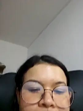 Snapshot of azumiichan chatting on February 6, 3:33 am azumiichan online show from February 6, 3:33 am