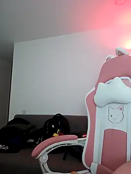 Snapshot of azumiichan chatting on February 10, 12:04 am azumiichan online show from February 10, 12:04 am