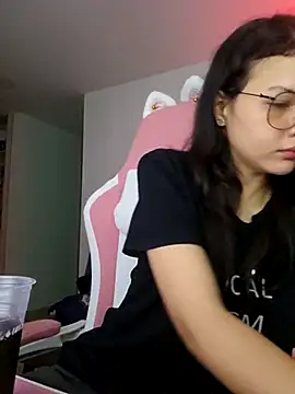 Snapshot of azumiichan chatting on February 27, 1:05 am azumiichan online show from February 27, 1:05 am