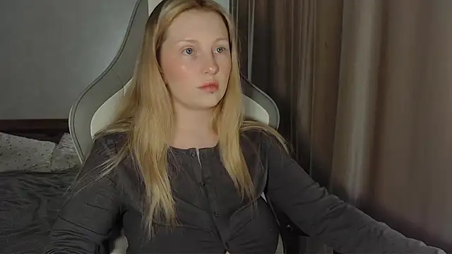 Snapshot of x_ivy_x chatting on February 13, 5:09 pm x ivy x online show from February 13, 5:09 pm