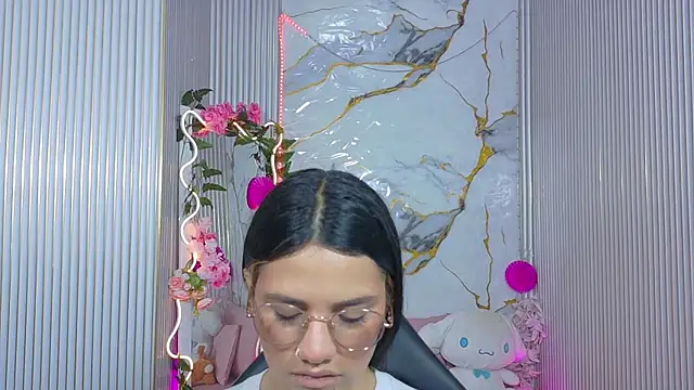 Snapshot of Chiara_tay chatting on June 9, 7:25 pm Chiara tay online show from June 9, 7:25 pm