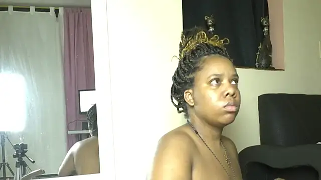 Snapshot of Yiseth_02 chatting on June 2, 2:35 am Yiseth 02 online show from June 2, 2:35 am