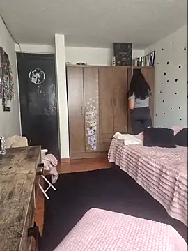 Thaliacooper  online show from April 14, 6:25 pm