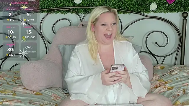 Snapshot of siennaxluxx chatting on May 8, 2:39 am siennaxluxx online show from May 8, 2:39 am