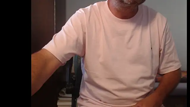 Snapshot of tuttiluss44 chatting on June 4, 7:47 am tuttiluss44 online show from June 4, 7:47 am