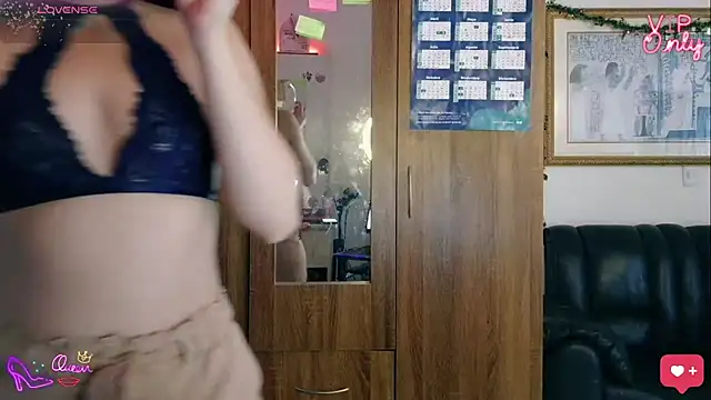 LauGrayJ online show from February 26, 6:40 pm