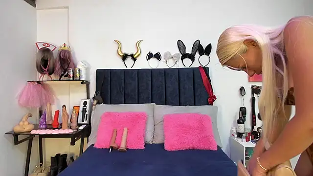 emmily giraldo online show from March 9, 12:42 pm