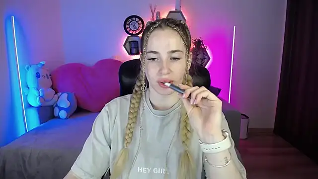 Snapshot of SabrinViolet chatting on May 18, 8:09 am SabrinViolet online show from May 18, 8:09 am