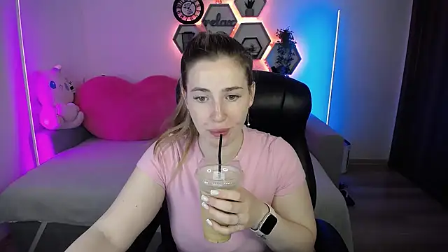 Snapshot of SabrinViolet chatting on June 24, 8:02 am SabrinViolet online show from June 24, 8:02 am