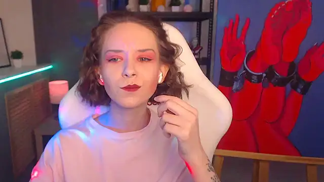 Snapshot of FascinatingEyess chatting on December 8, 6:39 pm FascinatingEyess online show from December 8, 6:39 pm