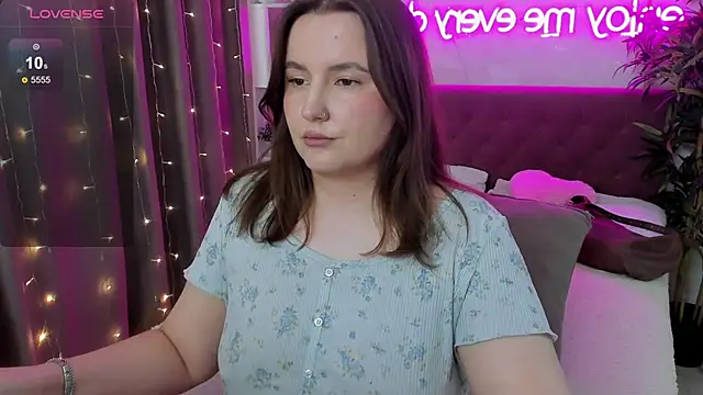 Snapshot of FeralPeach chatting on May 9, 7:13 am FeralPeach online show from May 9, 7:13 am