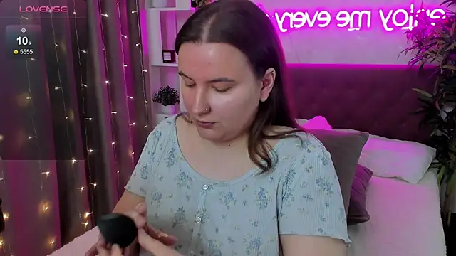 Snapshot of FeralPeach chatting on May 17, 7:17 am FeralPeach online show from May 17, 7:17 am
