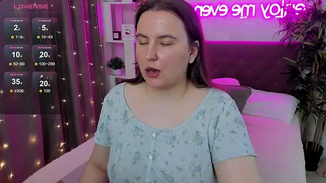 Snapshot of FeralPeach chatting on May 20, 6:52 am FeralPeach online show from May 20, 6:52 am