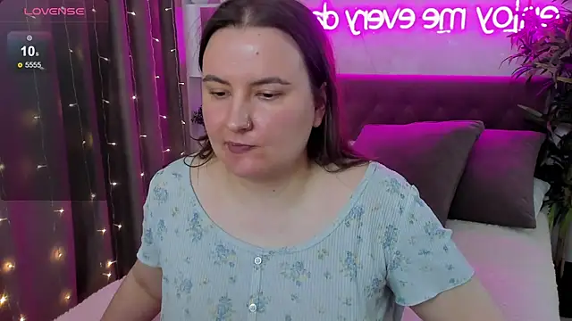 Snapshot of FeralPeach chatting on May 28, 6:32 am FeralPeach online show from May 28, 6:32 am