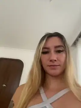 Snapshot of MaryDeniro chatting on February 15, 4:36 pm MaryDeniro online show from February 15, 4:36 pm