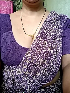 Snapshot of Rosy-B chatting on April 29, 9:57 am Rosy-B online show from April 29, 9:57 am