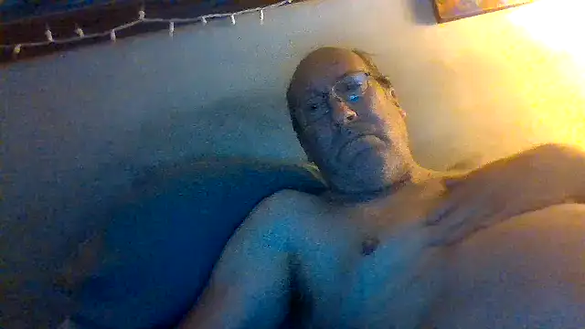 Snapshot of hornyrich69 chatting on February 20, 5:15 am hornyrich69 online show from February 20, 5:15 am