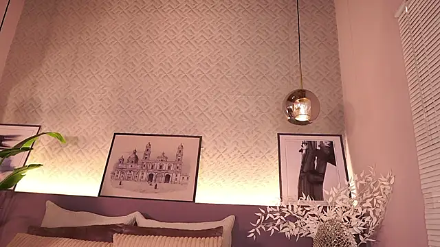 Snapshot of IzzyWild chatting on February 8, 11:35 am IzzyWild online show from February 8, 11:35 am