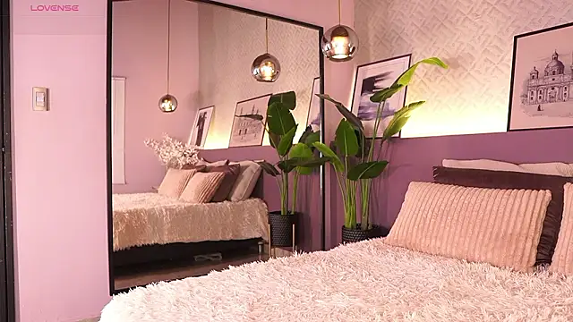 Snapshot of IzzyWild chatting on February 9, 11:47 am IzzyWild online show from February 9, 11:47 am