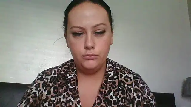 Snapshot of CurvyQueen2023 chatting on December 2, 11:04 am CurvyQueen2023 online show from December 2, 11:04 am