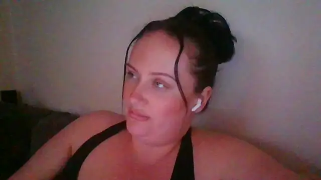 Snapshot of CurvyQueen2023 chatting on February 1, 9:24 pm CurvyQueen2023 online show from February 1, 9:24 pm