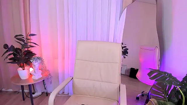 Snapshot of Mia_Cheers chatting on February 5, 1:33 pm Mia Cheers online show from February 5, 1:33 pm