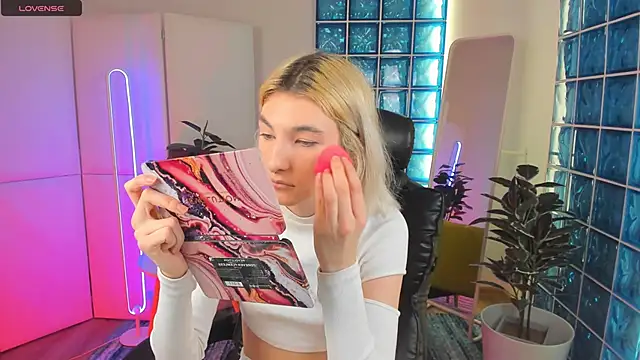 Snapshot of Mia_Cheers chatting on February 21, 1:55 pm Mia Cheers online show from February 21, 1:55 pm