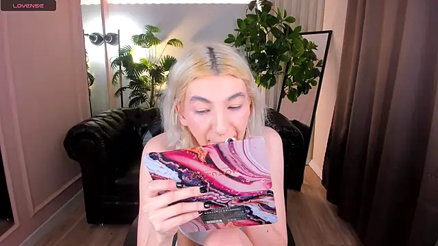 Snapshot of Mia_Cheers chatting on March 22, 9:45 am Mia Cheers online show from March 22, 9:45 am