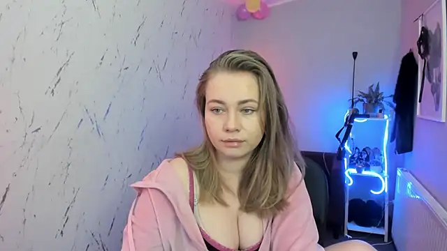 holly xglam online show from February 9, 8:35 pm