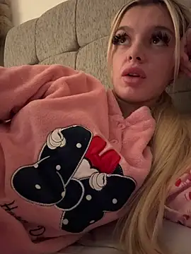 Snapshot of IrishTeenBarbie69 chatting on February 2, 12:19 am IrishTeenBarbie69 online show from February 2, 12:19 am