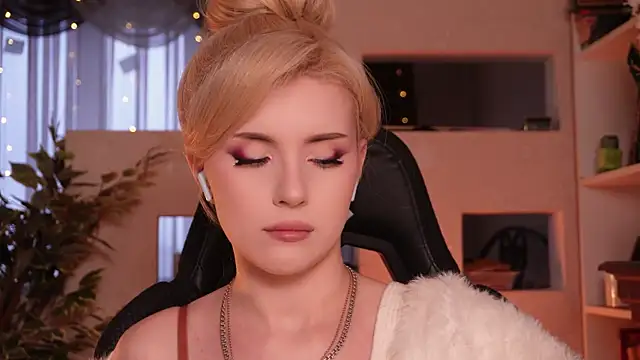 Chriss Fox online show from April 9, 3:39 pm