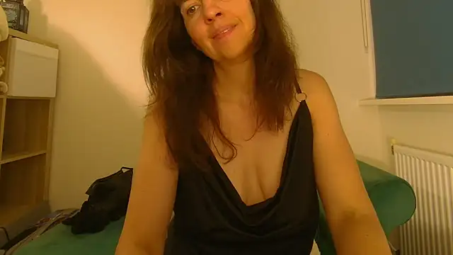 Snapshot of Ella_Next_Door chatting on May 29, 9:35 pm Ella Next Door online show from May 29, 9:35 pm