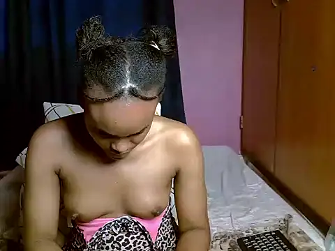 Snapshot of Queen_petite_ chatting on June 29, 5:03 am Queen petite online show from June 29, 5:03 am