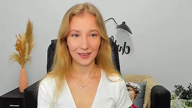 Snapshot of LolaWilsons chatting on January 16, 6:14 am LolaWilsons online show from January 16, 6:14 am