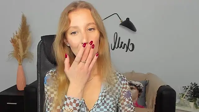 Snapshot of LolaWilsons chatting on February 5, 9:25 am LolaWilsons online show from February 5, 9:25 am