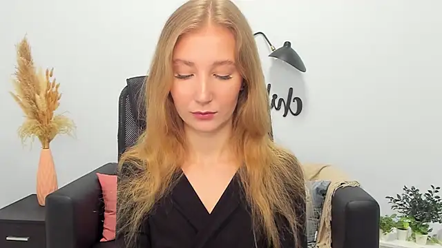 Snapshot of LolaWilsons chatting on February 27, 6:18 am LolaWilsons online show from February 27, 6:18 am